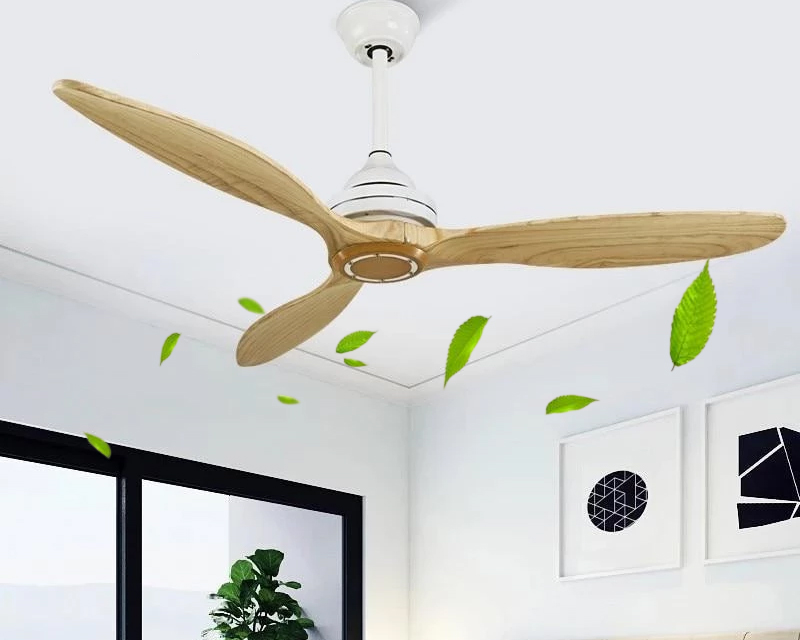 Lau sạch bụi trên cánh quạt