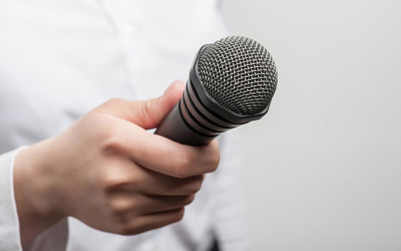 Nguyên Nhân Micro Loa Kéo Bị Nhiễm Điện