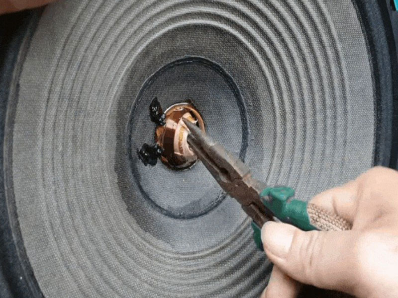 Bước 1: Tháo loa và vệ sinh coil cũ